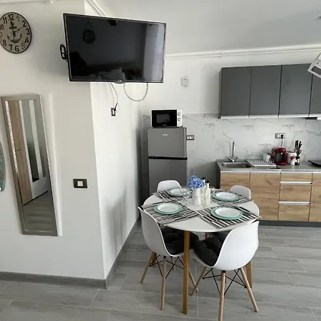 Holiday Studio Alezzi Nord 10 *